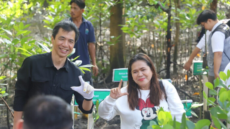 Peserta aksi penanaman mangrove Pemprov Kaltim di Pantai Lamaru Balikpapan. (Dok. KaltimProv)