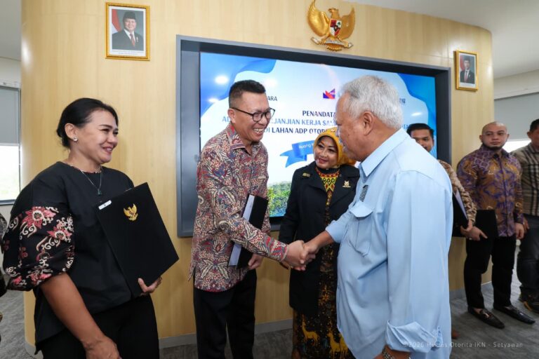 Kepala Otorita IKN Basuki Hadimuljono bersalaman dengan perwakilan investor di depan layar Penandatanganan Perjanjian Kerja Sama lahan ADP Otorita IKN.