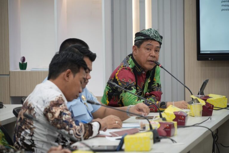 "Penanganan Jalan Lingkar Krayan 90 km di Nunukan terganjal aturan standar aspal pusat. Pemprov Kaltara usul agregat agar jangkauan jalan lebih panjang."