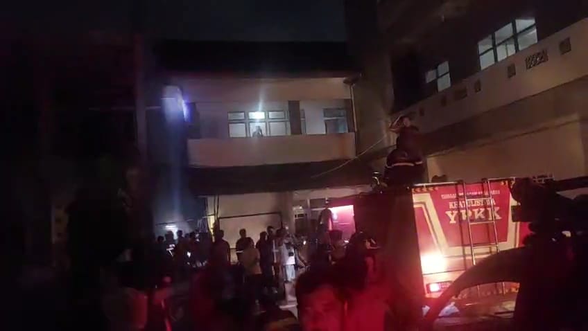 Kepulan Api Bakar Asrama Ponpes Darunna’im Pontianak, Puluhan Damkar Dikerahkan
