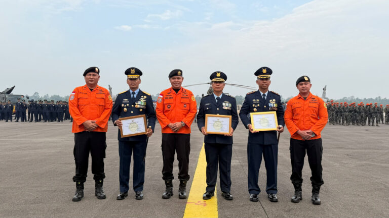 Penyerahan plakat penghargaan dari Kepala Kantor SAR Pontianak kepada komandan Lanud Supadio dan Kopasgat di apron lapangan udara. (Dok. HO/NusantaraPost)