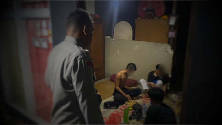 Polisi dari Polsek Sungai Raya saat mendatangi dan membubarkan sekelompok remaja yang sedang melakukan pesta miras jenis arak di dalam rumah warga. (Dok. Humas Polres Kubu Raya)