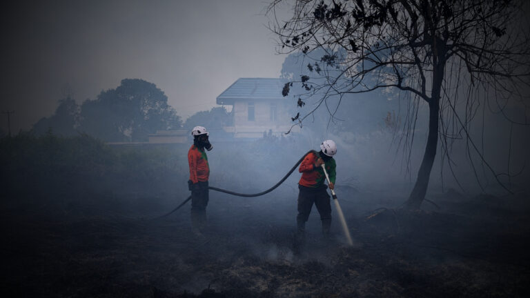 Petugas Tim SAR Ditsamapta Polda Kalbar menyemprotkan air ke titik api karhutla di Kabupaten Kubu Raya. (Dok. HO/NusantaraPost)