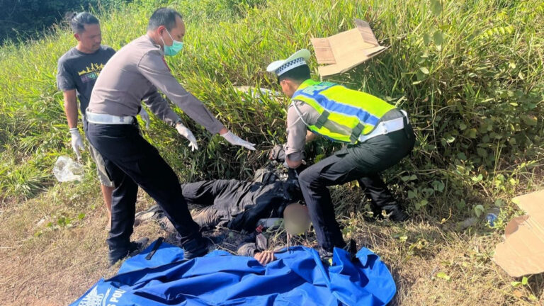 Petugas Satlantas Polres Kubu Raya melakukan evakuasi korban kecelakaan tabrak lari di pinggir Jalan Trans Kalimantan. (Dok. Polres Kubu Raya)