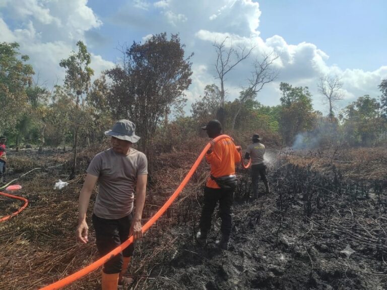 "Hadapi puncak El Nino Agustus 2026, Polres Kubu Raya ancam pembakar lahan denda Rp15 miliar dan pantau titik api gambut lewat Dashboard Lancang Kuning."