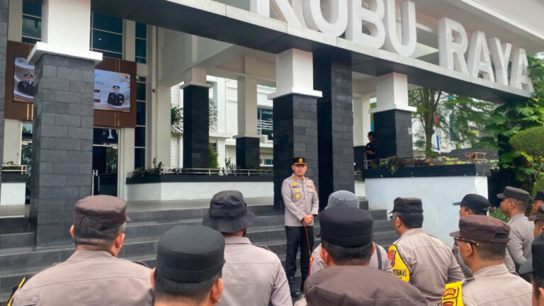 Kapolres Kubu Raya AKBP Rensa S Aktadivia memberikan arahan penanganan Karhutla kepada personel kepolisian. (Dok. Polres Kubu Raya)