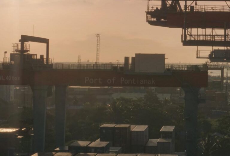 "Kualitas udara di Pontianak Tenggara dan Kubu Raya terkategori Sedang dengan ISPU 90. Polutan PM2.5 mendominasi di tengah bayang-bayang ancaman karhutla Kalteng/Kalbar."