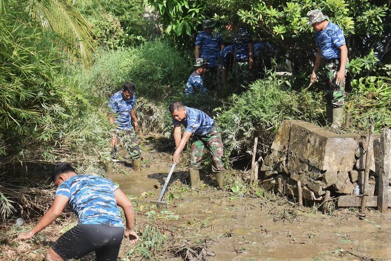Cegah Banjir, Prajurit Yon Parako 466 Pasgat Bersihkan Drainase Parit Jepang
