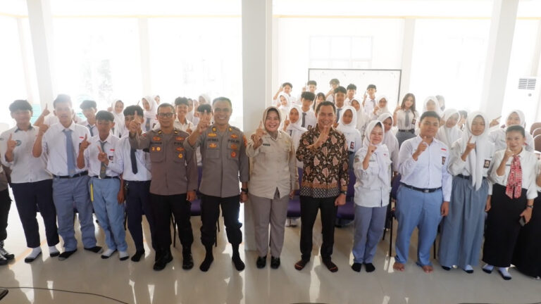 Personel Bidpropam Polda Kalbar berfoto bersama guru dan pelajar SMKN 1 Pontianak dalam kegiatan edukasi literasi media sosial. (Dok. HO/NusantaraPost)