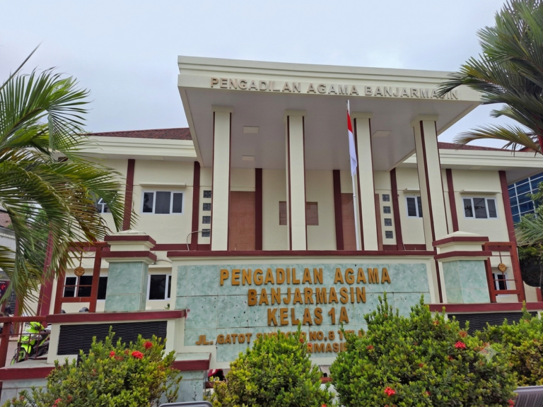 "Penggugat mempertanyakan putusan sengketa hak waris PA Banjarmasin yang dijatuhkan tanpa sidang pembuktian. Humas PA sebut pertimbangan tertuang dalam putusan."