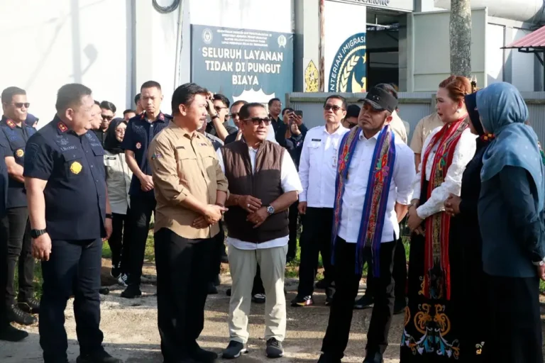 "Ratusan narapidana perempuan di Kalimantan Timur terpaksa mengantre dan dititipkan di lapas laki-laki akibat proyek gedung Lapas Perempuan Tenggarong mangkrak."