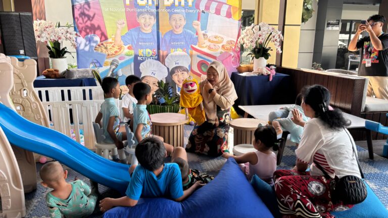 Pertunjukan boneka tangan oleh Kampung Dongeng Kalbar di hadapan anak-anak dalam acara Kids Activity Novotel Pontianak. (Dok. Nusantara Post)