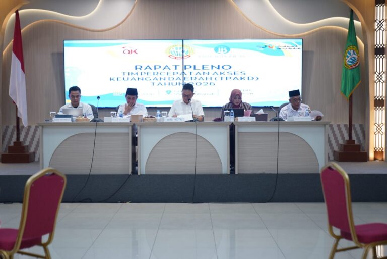 "Penyaluran KUR di Kota Pontianak meleset dari target 5.500 debitur pada 2025. Pemkot dan OJK Kalbar desak perbankan kejar kekurangan 700 debitur di 2026."