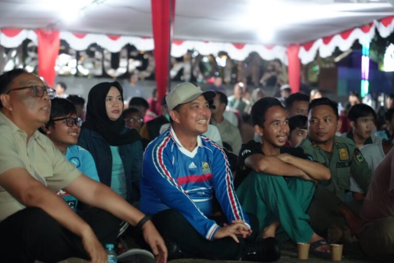 "Ribuan warga memadati Halaman Kantor Gubernur Kalbar untuk nobar Final Piala Dunia 2026. Pendukung Spanyol rayakan kemenangan, fans Argentina kecewa."