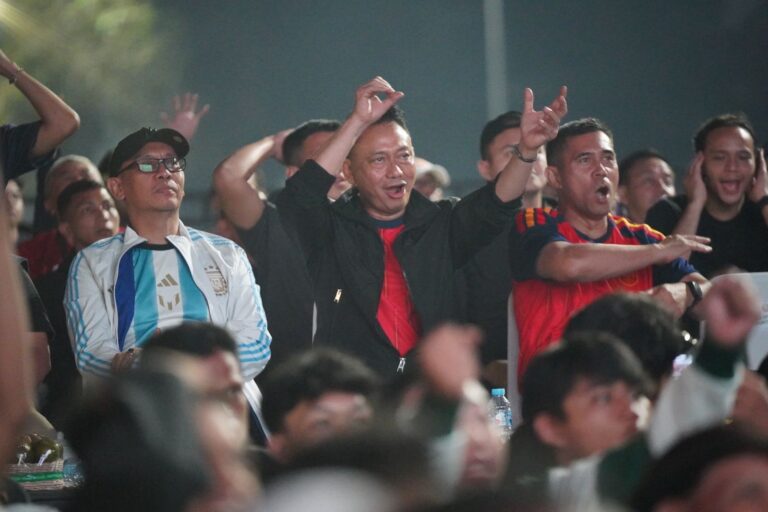 "Ribuan warga memadati depan Kantor Wali Kota Pontianak di Jalan Rahadi Oesman untuk nobar Final Piala Dunia 2026. Spanyol keluar sebagai juara dunia."