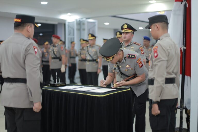 "AKBP Rensa Sastika resmi menjabat Kapolres Kubu Raya menggantikan AKBP Kadek Ary Mahardika yang dimutasi menjadi Kapolres Sanggau."