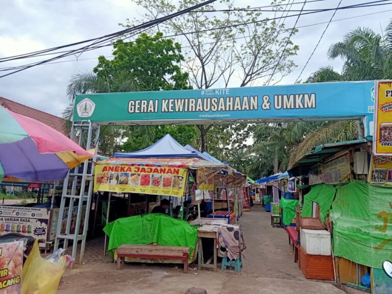 "Nilai tukar rupiah menguat ke Rp18.065 per dolar AS. Meski terapresiasi, posisi level Rp18.000 masih memicu kecemasan inflasi bagi pelaku UMKM dan rumah tangga."