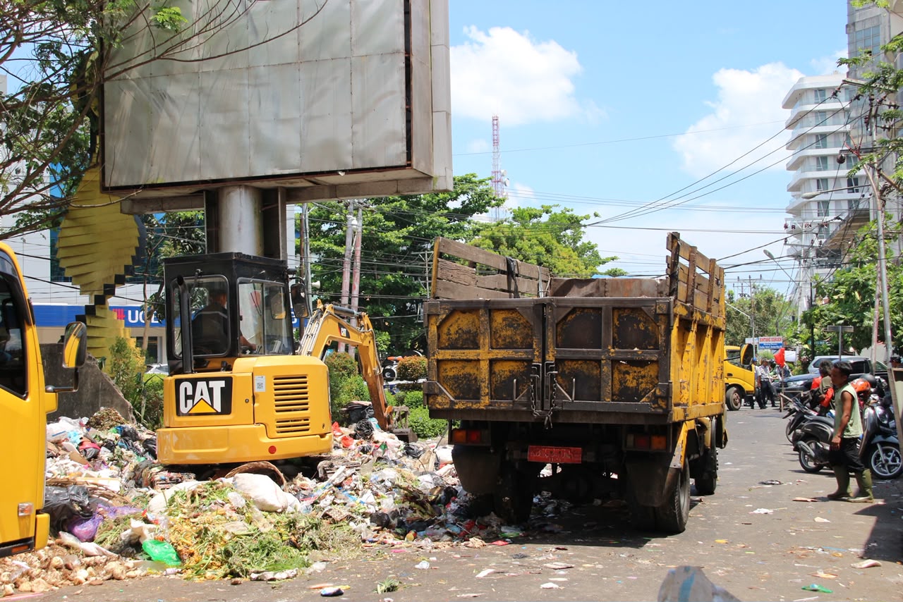 Wali Kota Pontianak Edi Rusdi Kamtono saat meninjau sarana dan armada pengangkutan sampah di Pontianak.