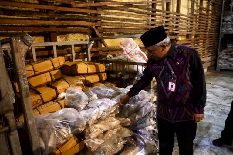 "Satgas Ketahanan Pangan Kota Pontianak memantau pasar tradisional dan gudang komoditas, memastikan stok aman serta distribusi lancar."