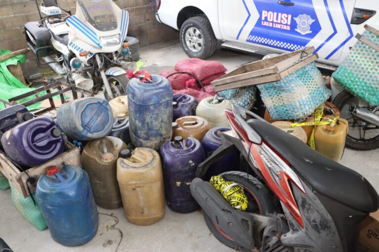 "Satreskrim Polresta Pontianak sita 500 liter Pertalite bersubsidi dan amankan dua pelaku di SPBU Bundaran Kota Baru. Polisi buru pelaku lain."