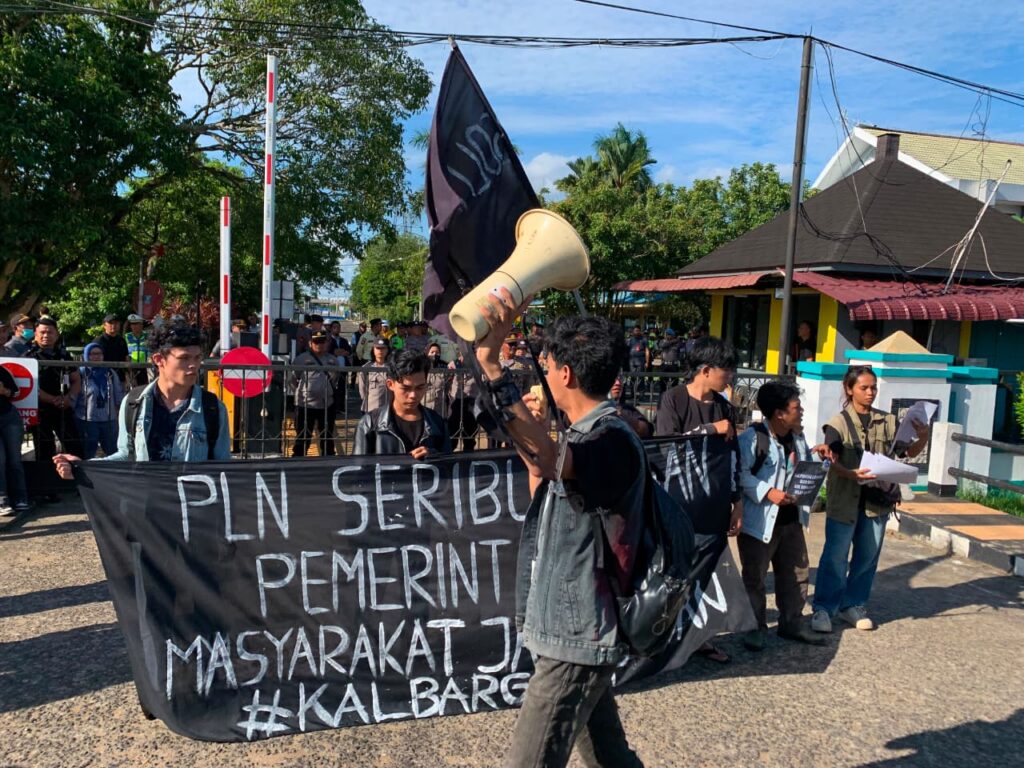 Tolak Sekadar Minta Maaf, Solmadapar Demo PLN Kalbar Tuntut Transparansi Kompensasi
