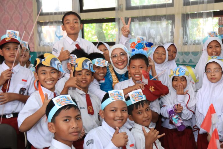 "Forikan Kalbar gencarkan program Gemarikan di Kubu Raya untuk tekan stunting dan bentuk Generasi Emas 2045. Kestabilan harga ikan di pasar turut disorot."