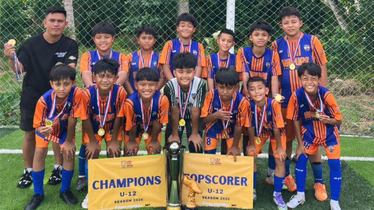 Para pemain muda SSB Kapuas Khatulistiwa KU-12 berfoto memegang trofi dan medali juara Liga TopSkor 2026. (Dok. HO/NusantaraPost)