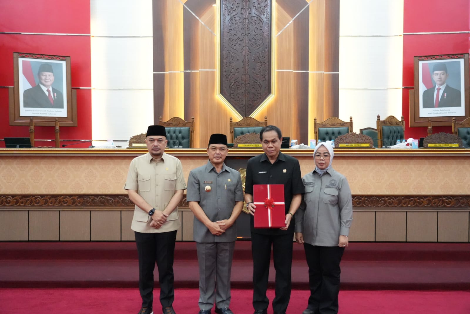 Gubernur Kalbar Ria Norsan menyerahkan secara simbolis dokumen rancangan anggaran 2027 kepada pimpinan DPRD Kalbar.