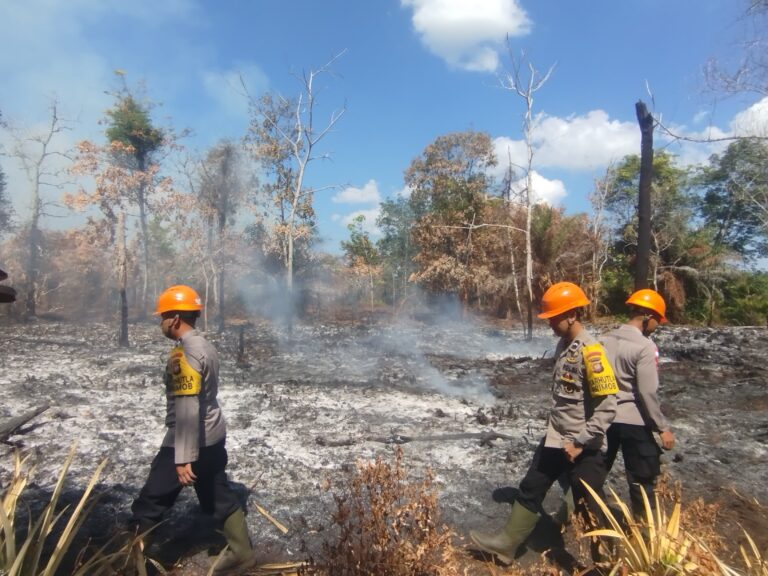 "Satbrimob Polda Kalbar lakukan pemadaman manual karhutla di Jalan Sultan Agung Kubu Raya akibat ketiadaan sumber air di lokasi kebakaran."