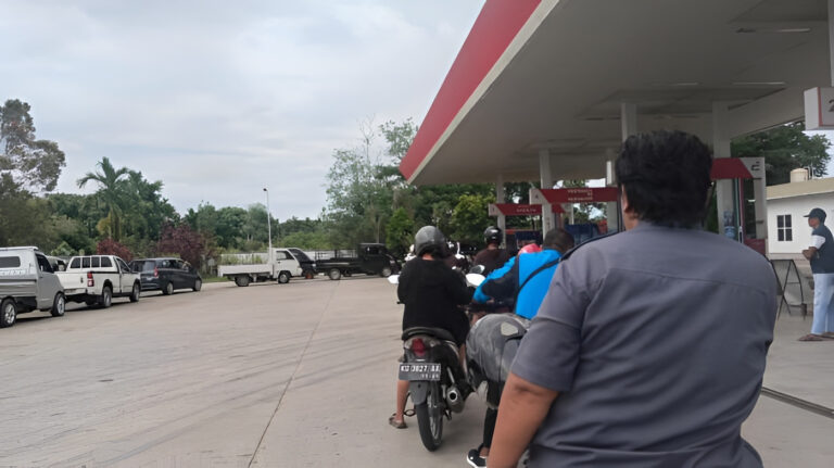 "Pengendara di Tanjung Selor rela mengantre Pertalite akibat selisih harga jauh dibanding Pertamax. Stok solar subsidi di SPBU Sengkawit habis."