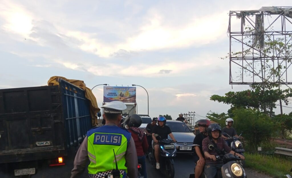 Truk Patah As Sumbat Jembatan Kapuas Dua, Jalur Trans Kalimantan Lumpuh