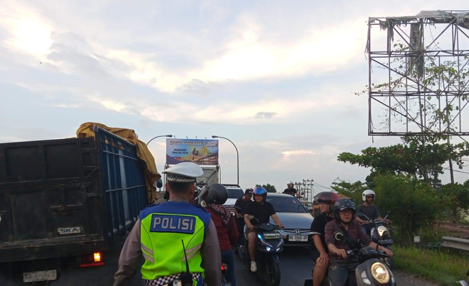 Truk Patah As Sumbat Jembatan Kapuas Dua, Jalur Trans Kalimantan Lumpuh