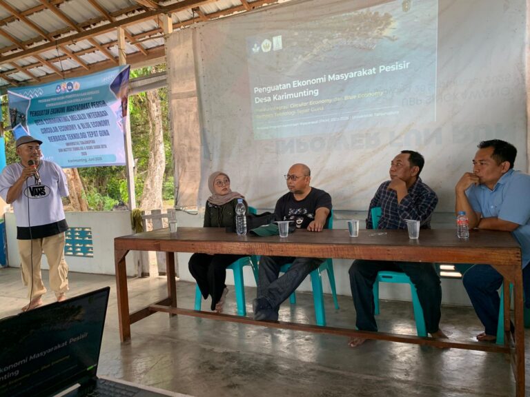 "Tim gabungan Untan dan ITBSS menerapkan teknologi tepat guna berbasis ekonomi biru di Desa Karimunting Bengkayang untuk mengoptimalkan potensi laut dan sampah."