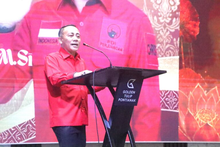 "Wakil Gubernur Kalbar Krisantus Kurniawan membuka Fatmawati Trophy 2026 di Pontianak. Peserta ditantang angkat motif khas Kalimantan."