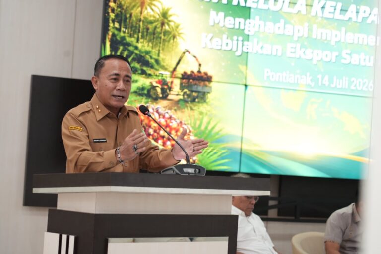 "Wagub Kalbar Krisantus Kurniawan tegaskan pengawasan ekspor satu pintu via Danantara dan instruksikan audit pajak air serta CSR perusahaan sawit."