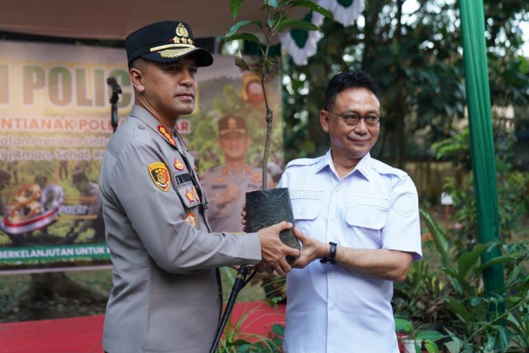 "Wali Kota Edi Rusdi Kamtono proyeksikan Pameran Flora Fauna di Ampera jadi agenda rutin tahunan demi dongkrak ekonomi lokal, sekaligus perketat denda tebang pohon."