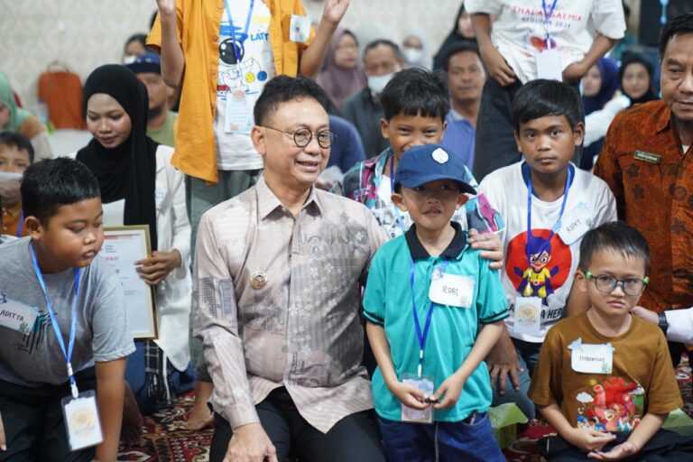 Wali Kota Pontianak Edi Rusdi Kamtono saat memberikan sambutan dalam peringatan Hari Anak Nasional bersama anak-anak penyintas di Aula PMI.