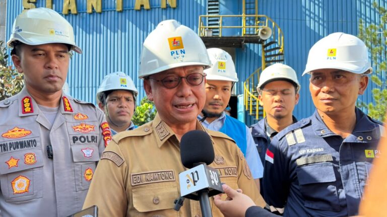 Wali kota memberikan keterangan pers terkait masalah pemadaman listrik pontianak pln
