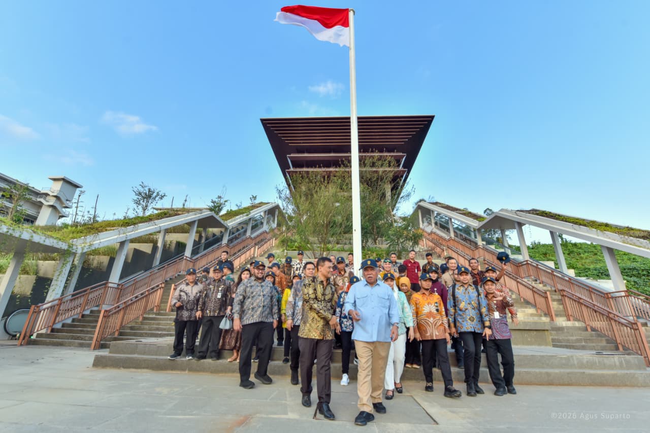 Gubernur Jawa Tengah Ahmad Luthfi, Kepala Otorita IKN Basuki Hadimuljono, serta jajaran Bupati dan Kepala Daerah se-Jawa Tengah berfoto bersama di depan tugu landmark Nusantara.