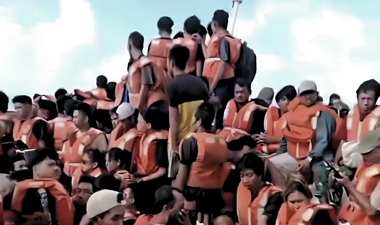 Para penumpang KMP Mutiara Sentosa 2 mengenakan jaket pelampung keselamatan di atas deck kapal.