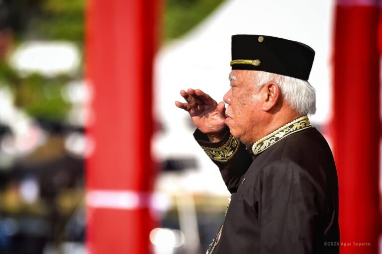 "Upacara HUT ke-81 RI di IKN berlangsung khidmat dipimpin Basuki Hadimuljono, diiringi pesan solidaritas dan belasungkawa bagi korban gempa bumi di NTT."