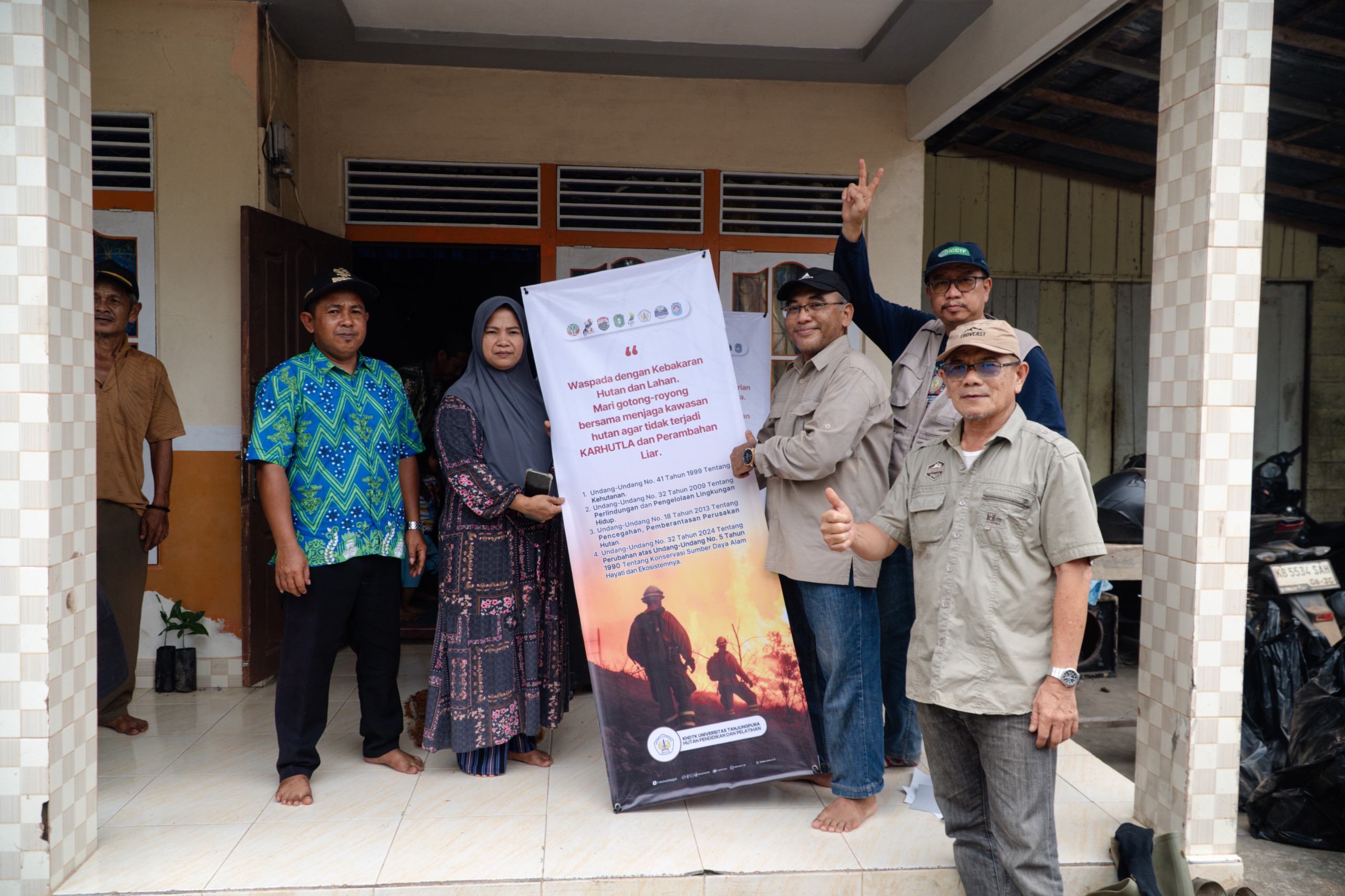 Fakultas Kehutanan Untan dan warga Desa Padi Jaya, Kubu Raya, saat kegiatan Pengabdian kepada Masyarakat (PKM).