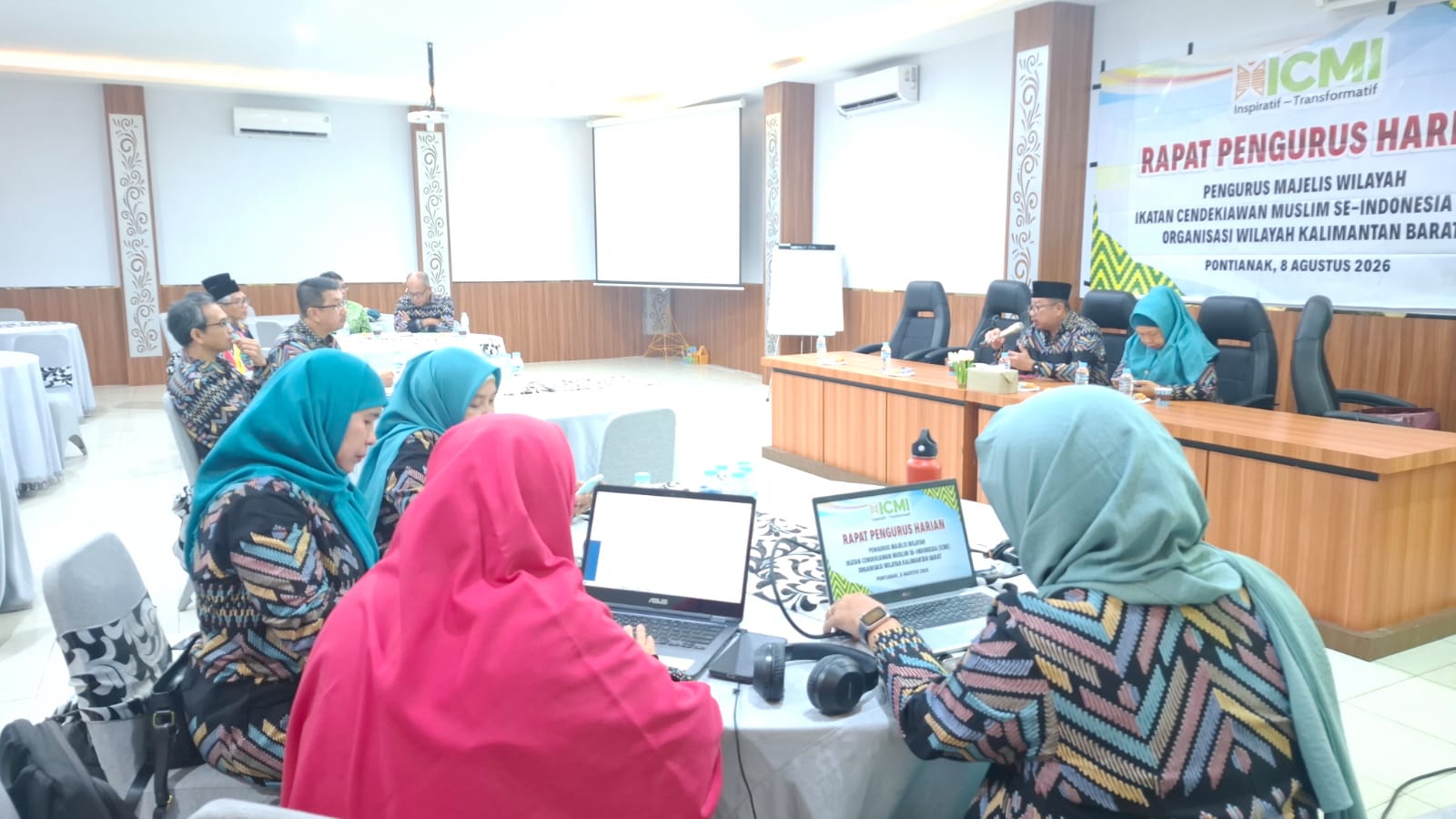 Ketua ICMI Orwil Kalbar Prof. Gusti Hardiansyah memberikan arahan