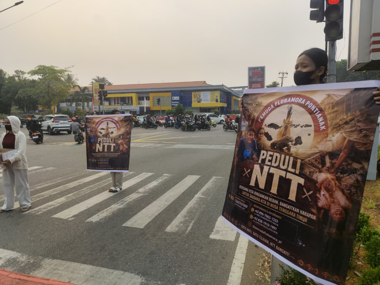 Di Tengah Kepungan Kabut Asap Karhutla Kalbar, Pemuda Flobamora Turun ke Jalan Galang Dana untuk Korban Gempa NTT