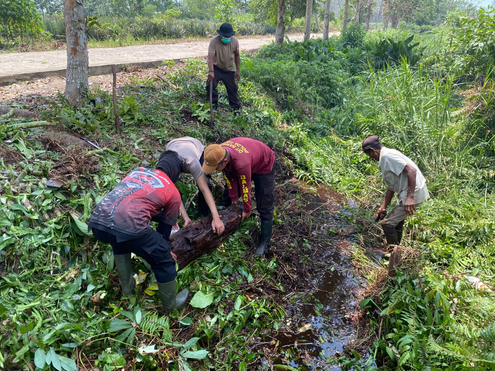 Antisipasi Karhutla, Saluran Air Embung Desa Limbung Kubu Raya Dinormalisasi