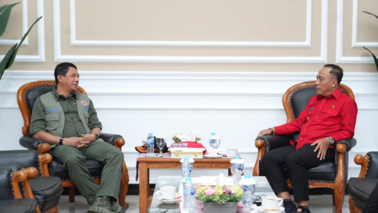 Kepala BNPB RI Letjen TNI Suharyanto berbincang dengan Wakil Gubernur Kalbar Krisantus Kurniawan dalam rakor penanganan karhutla. (Dok. HO/NusantaraPost)