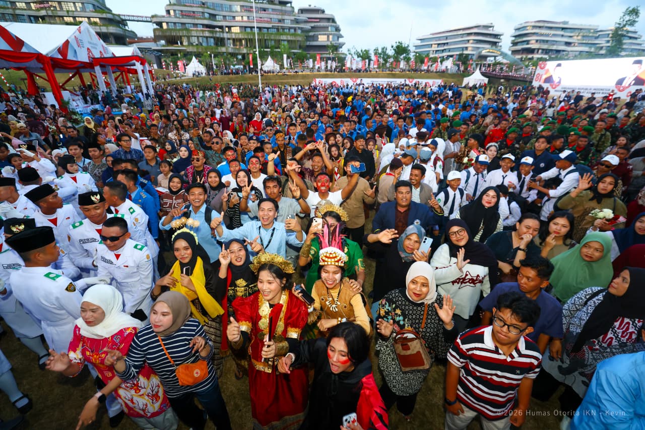 Barisan masyarakat, penari tradisional, dan anggota Paskibra berpartisipasi meriah dalam perayaan kemerdekaan di IKN.