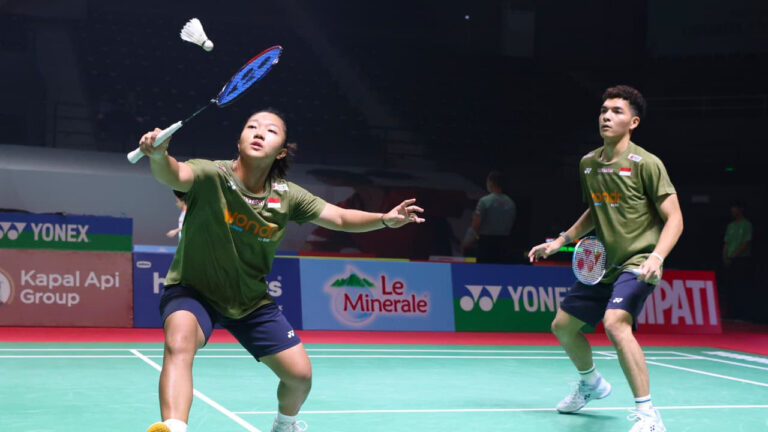 Pasangan ganda campuran Indonesia Aquino Evano Kennedy Tangka dan Halifia Usni Pratiwi bertanding melawan wakil Thailand di Pontianak International Challenge 2026. (Dok. HO/Nusantara Post)