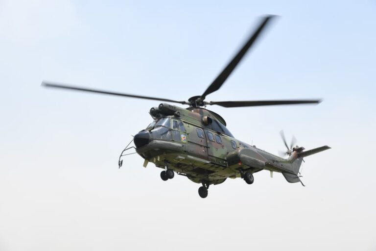 "Lanud Supadio kerahkan Helikopter Super Puma Skadron Udara 6 laksanakan misi water bombing untuk padamkan titik api karhutla di Kalimantan Barat."