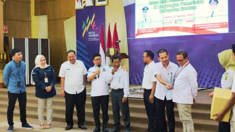 Bupati Sambas Satono bersama jajaran pejabat Pemkab Sambas merangkul calon pensiunan ASN di atas panggung acara pembekalan pra pensiun. (Dok. Bank Kalbar)